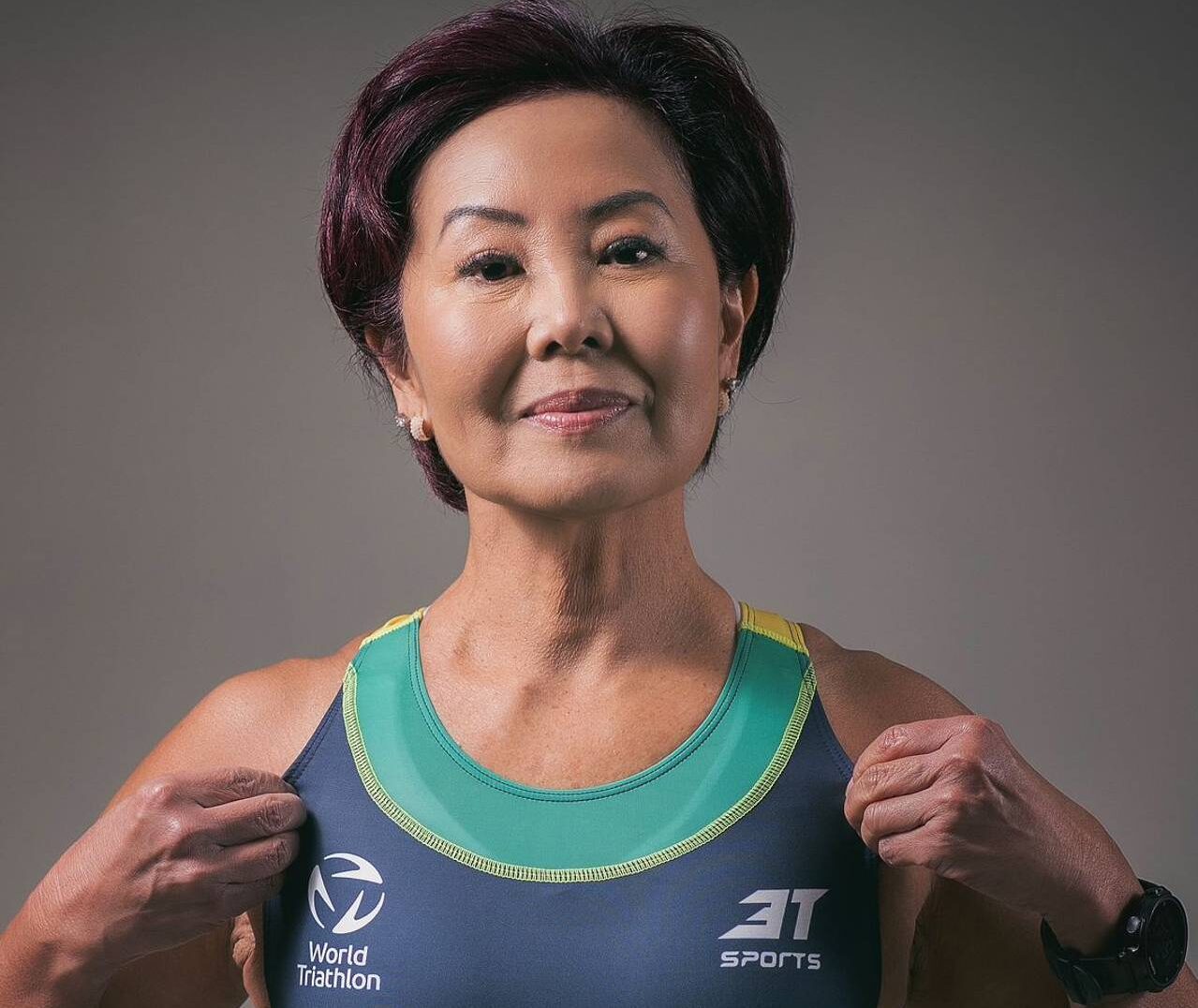 vista de frente da atleta juliana nakagawa com a camiseta do mundial de triathlon