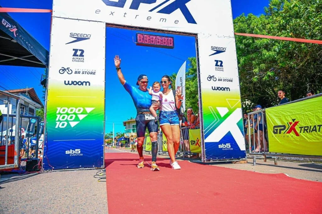 vista de frente de um corredor na chegada da maratona de corrida com sua familia