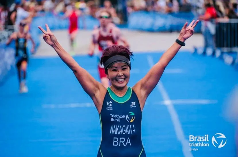 Mulher completando uma porva de Triathlon