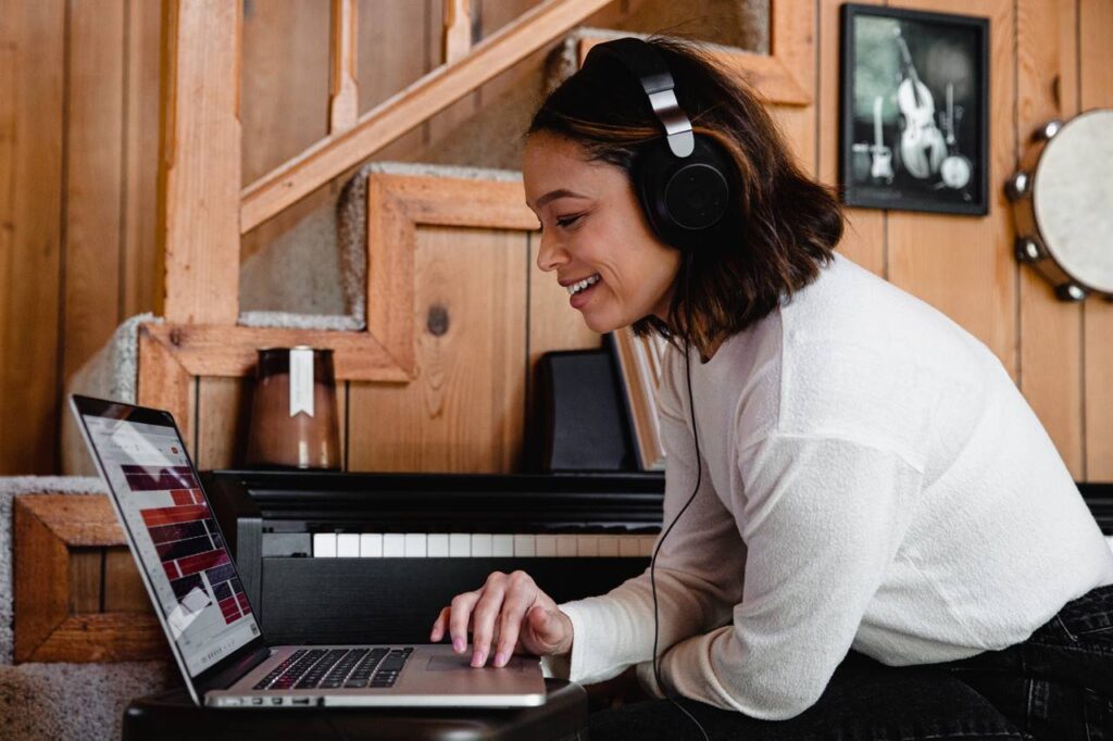 vista lateral de uma mulher trabalhando no modelo home office com headphones