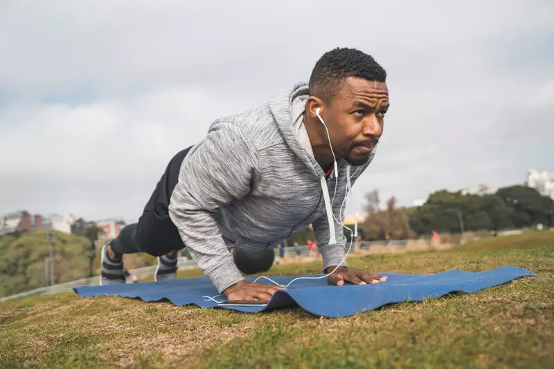 homem fazendo flexão de triceps ao ar livre