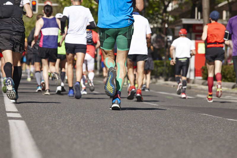 Corredores participando de uma corrida na cidade