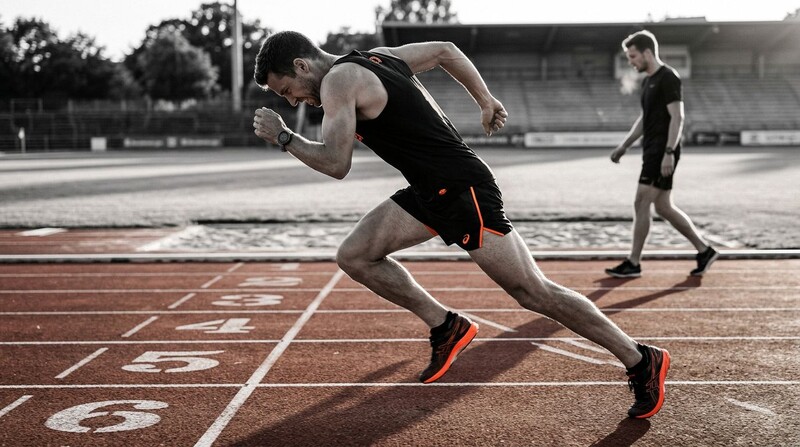 Atleta correndo em pista de atletismo